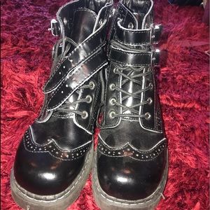 Anarchic 7 eye boot